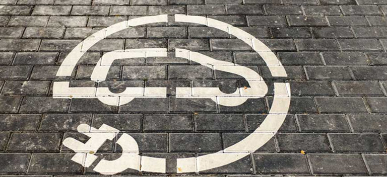 Lee más sobre el artículo Nuevas señales de la DGT para vehiculos electricos
